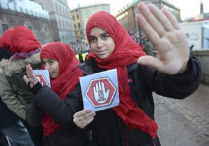 İsveç te cami kundaklamaları protesto edildi!