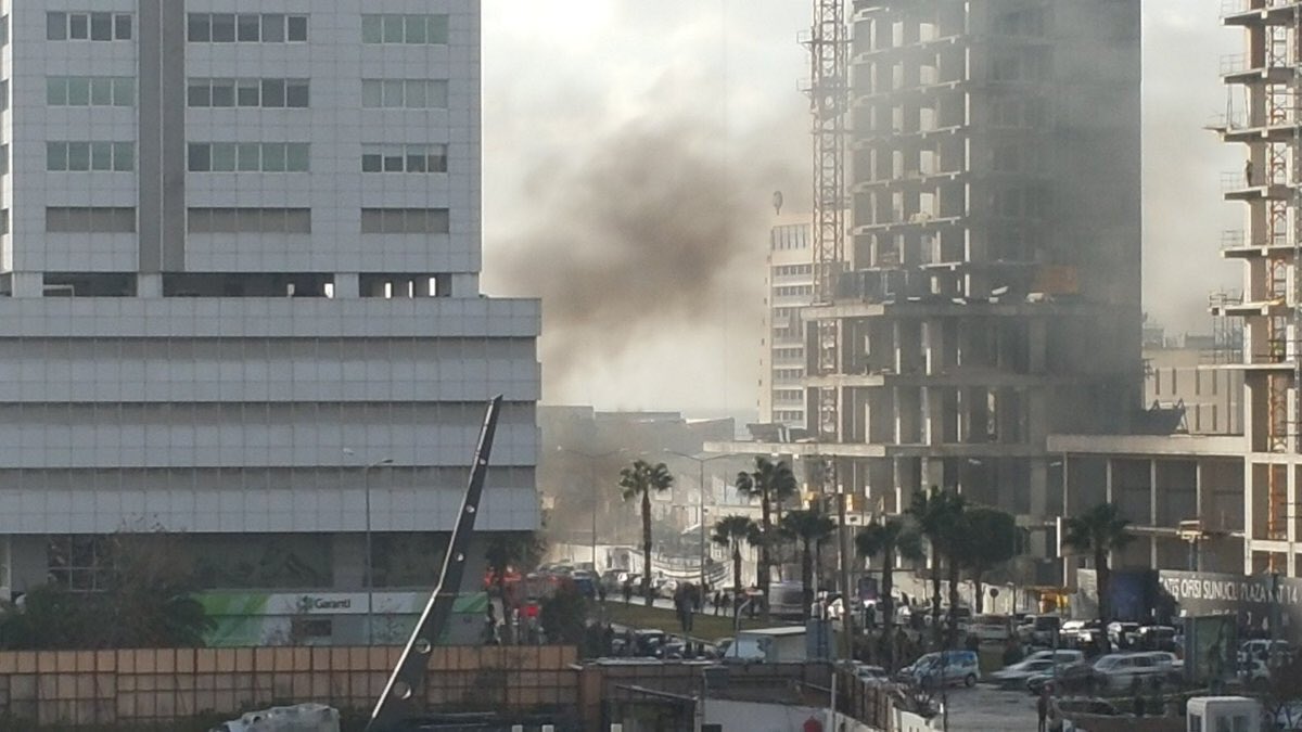 İzmir de adliye yakınlarında patlama