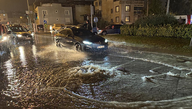 İzmir de sağanak hayatı olumsuz etkiledi