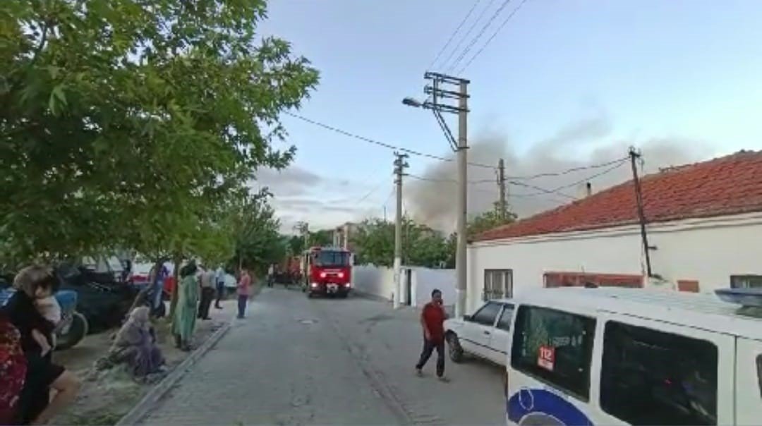 İzmir de korkutan yangın: 5 ev zarar gördü