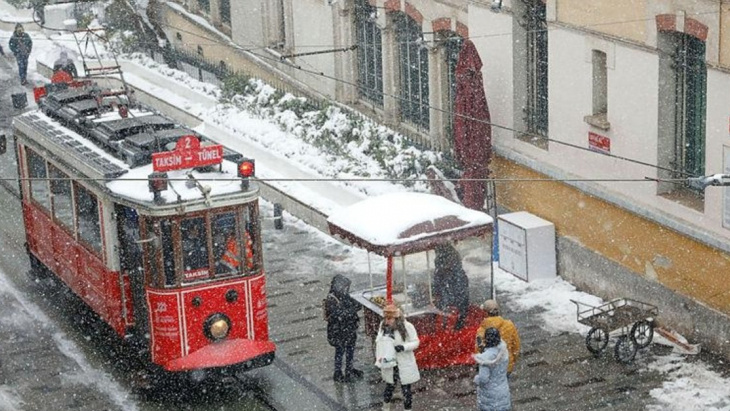 Yoğun kar yağışı İstanbul a girdi