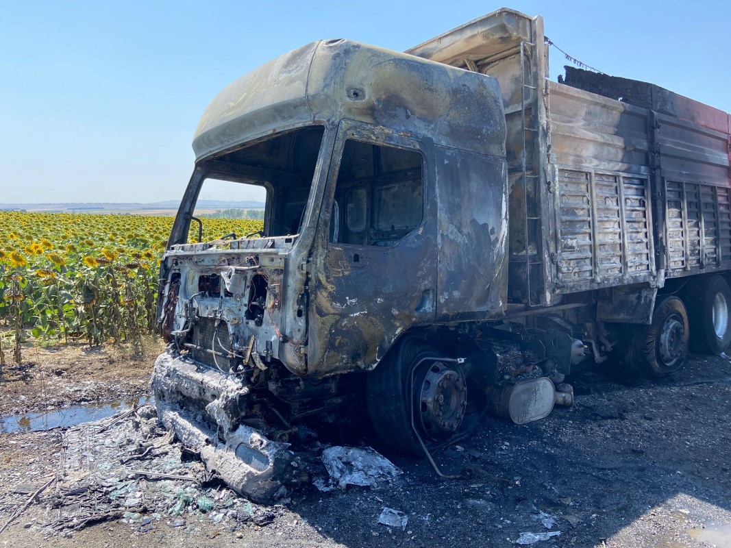 İstanbul da feci kaza! Buğday yüklü kamyon alev alev yandı!