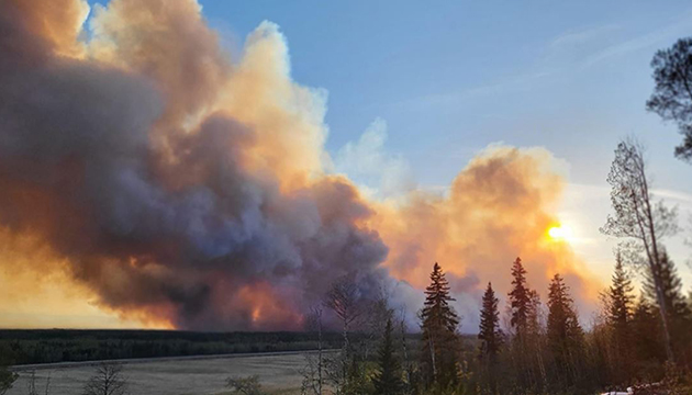 Orman yangını nedeniyle binlerce kişi tahliye ediliyor