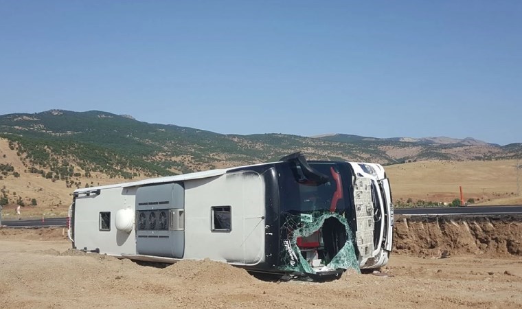 Bingöl de yolcu otobüsü devrildi: 14 yaralandı