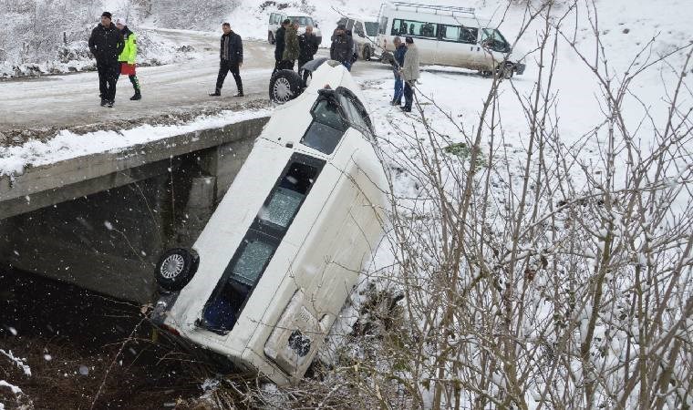 Cenazeye giden minibüs devrildi