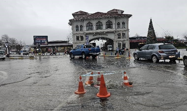 Bandırma da kuvvetli yağış hayatı felç etti