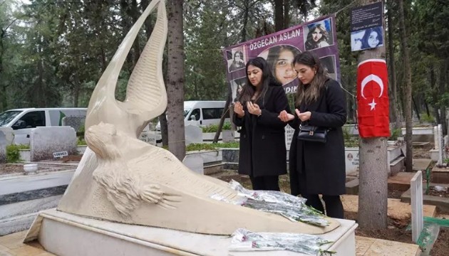 Özgecan Aslan, Mersin'de mezarı başında anıldı