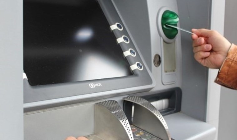 ATM den para çekerken silahlı saldırıya uğradı