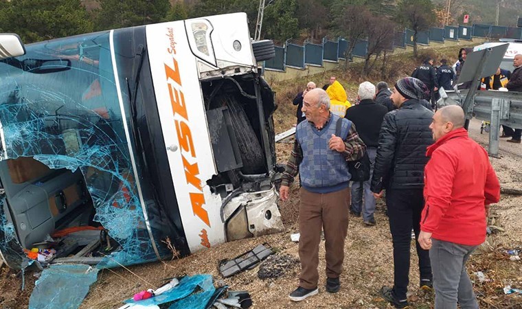 Isparta da yolcu otobüsü devrildi! Çok sayıda yaralı var