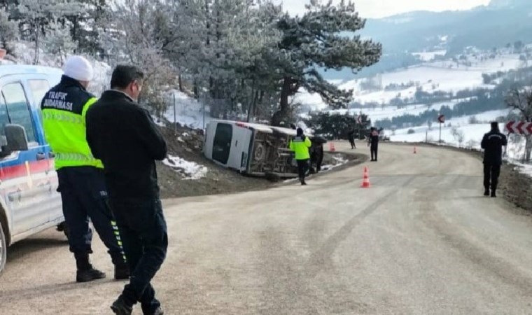 Bolu’da işçileri taşıyan minibüs devrildi