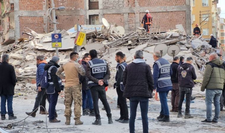 Afet bölgesi Malatya da 5 katlı bina çöktü