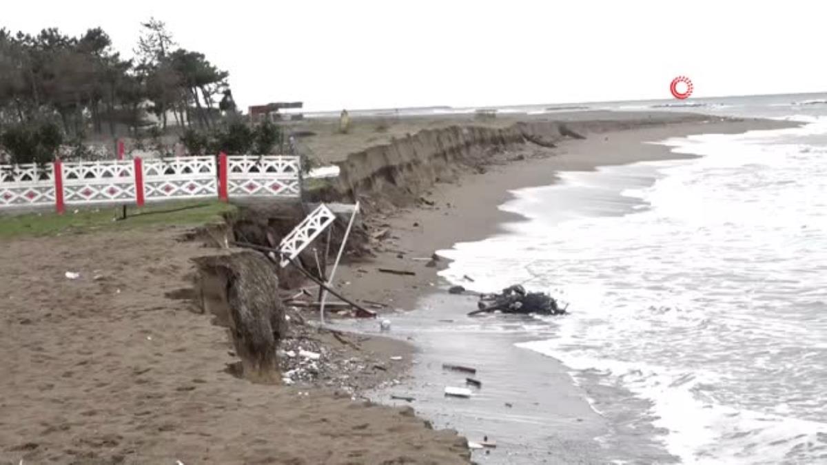 Karadeniz bir ilçeyi parça parça yutuyor