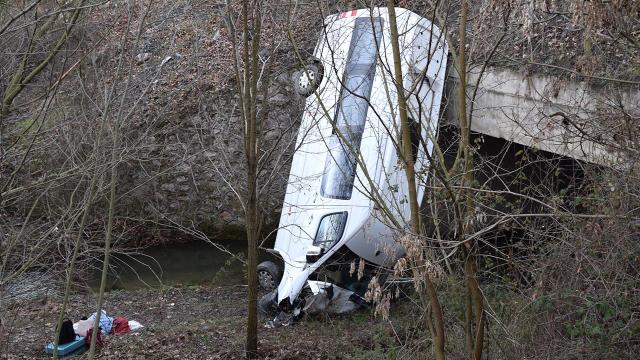 Bilecik te minibüs dereye uçtu: 13 yaralı