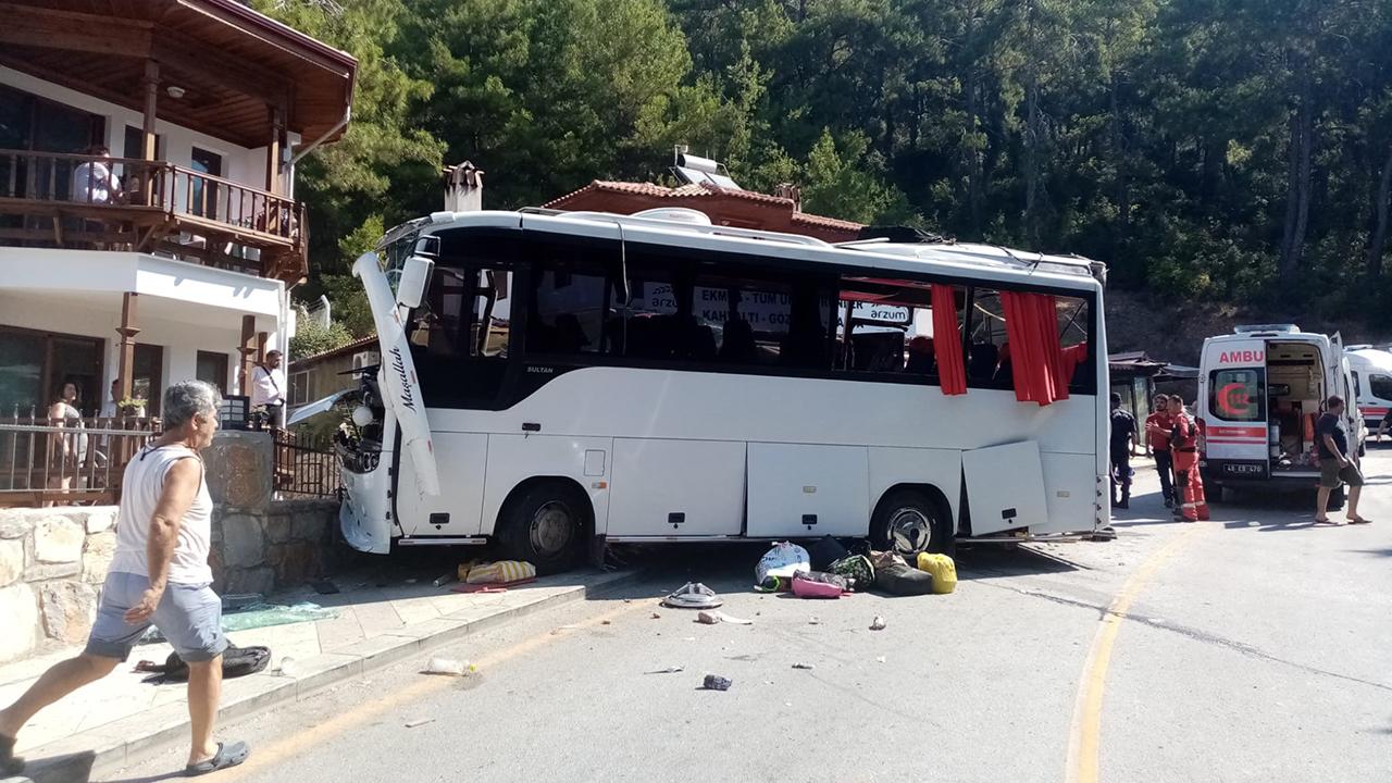 Muğla da feci kaza: 1 ölü, 32 yaralı