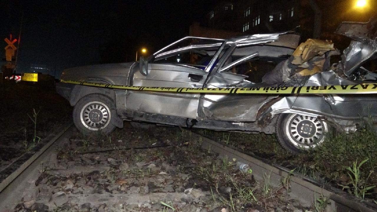 Zonguldak ta yolcu treni otomobile çarptı, sürücü yara almadı