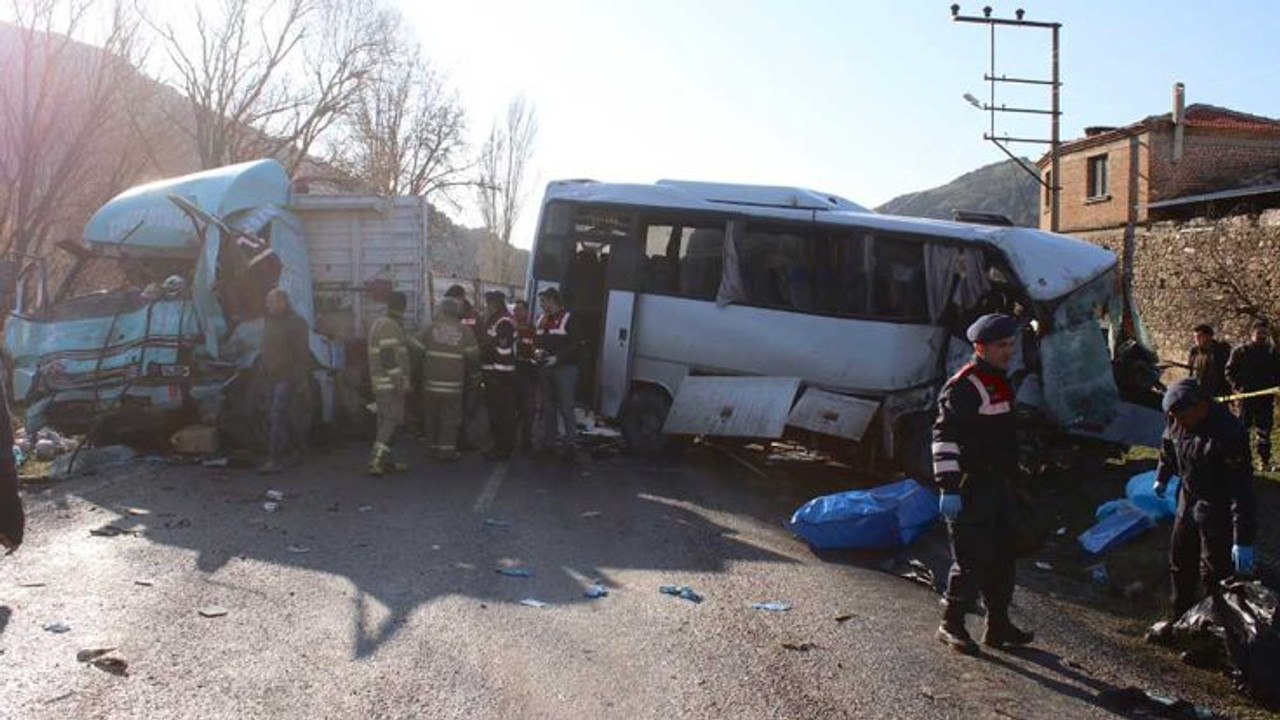 Balıkesir de feci kaza! 25 yaralı