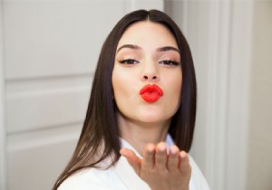 Kendall Jenner yeni tarzıyla şaşırttı!