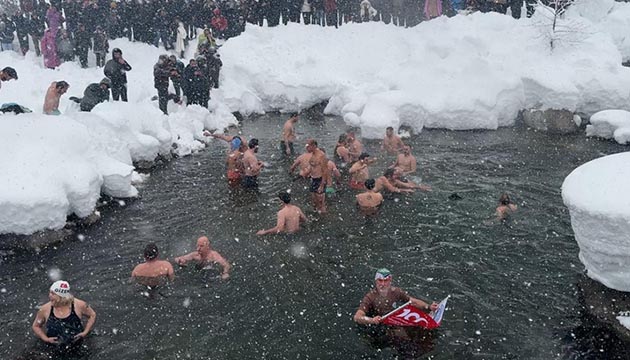 Rize de Kış Yüzme Şenliği