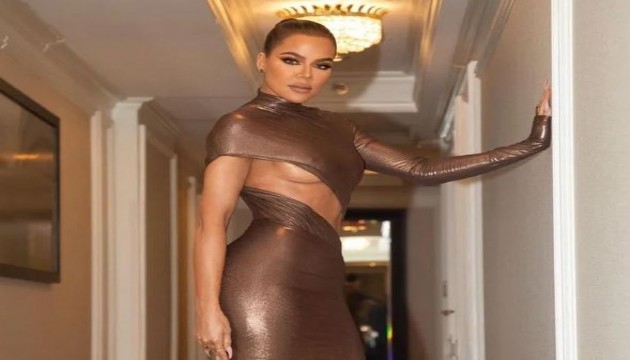 Kardashian ın dekoltesi görenleri şaşı etti