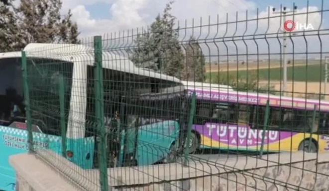 Belediye otobüsü ve halk otobüsü çarpıştı: 9 yaralı