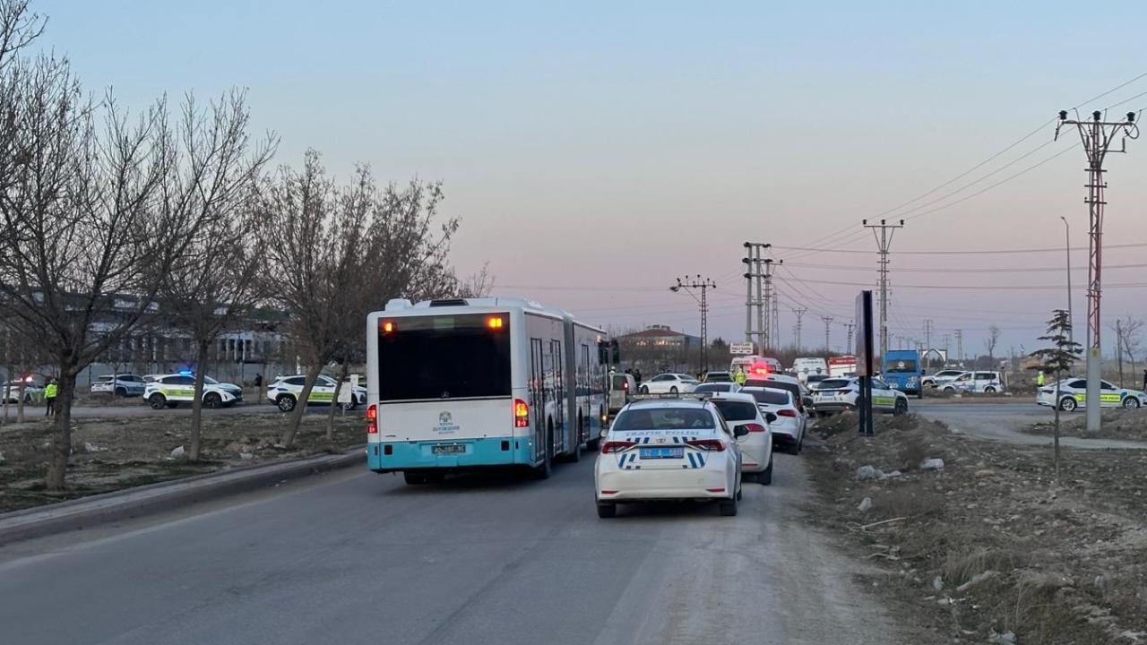 Konya da tır polis aracına çarptı: 1 polisimiz şehit