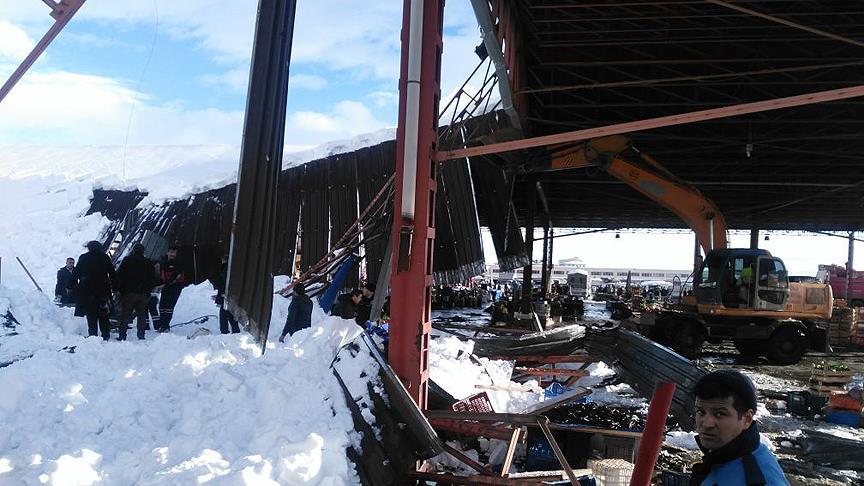 Konya da pazar yeri çatısı çöktü