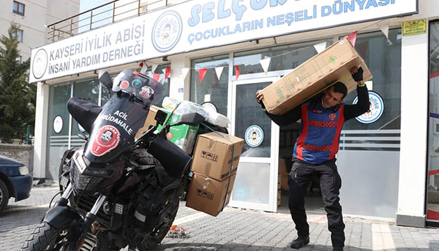 Kayserili motokurye, şehir şehir iyilik taşıyor