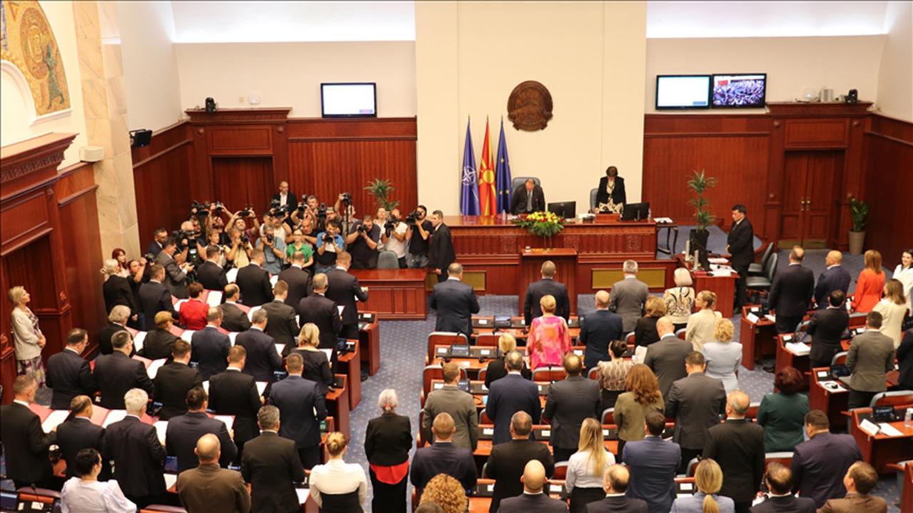 Kuzey Makedonya da yeni hükümet güvenoyu aldı