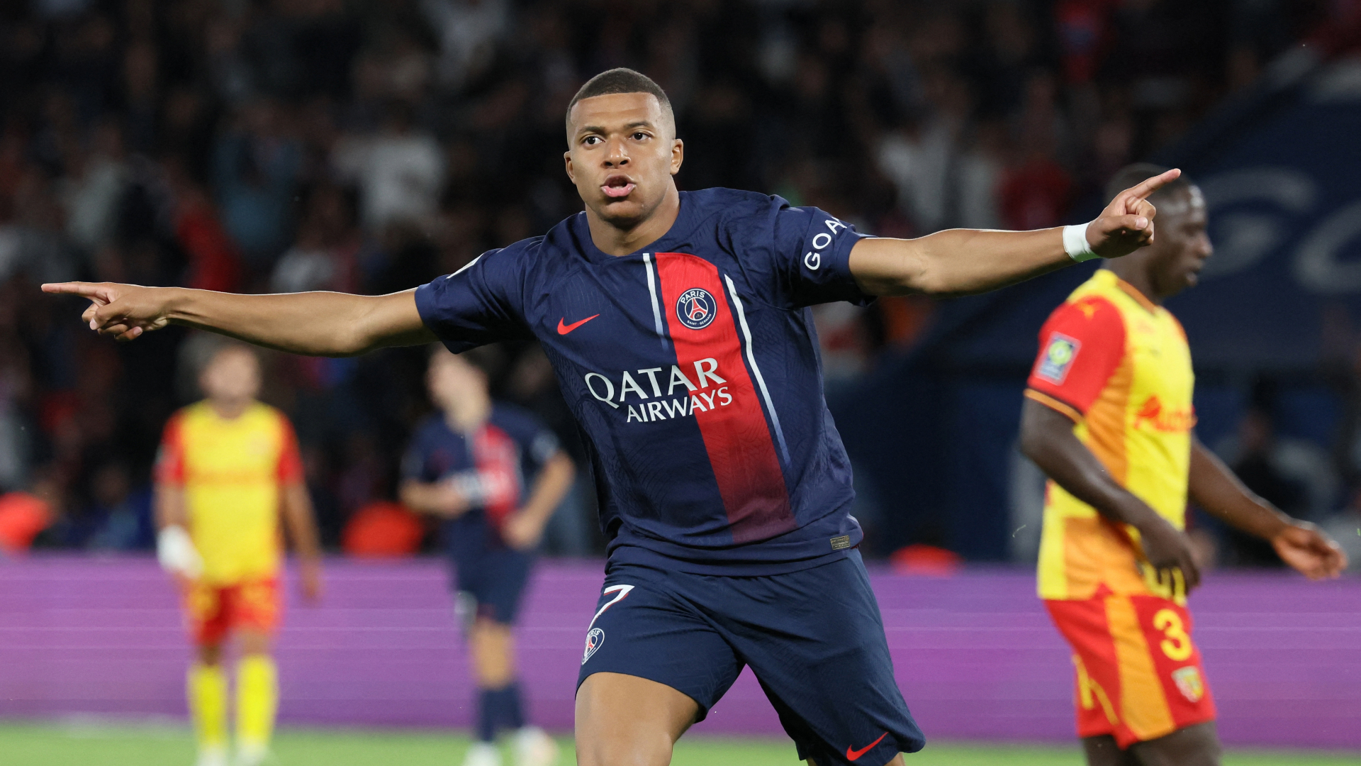 Kylian Mbappe yeniden Paris te sahnede