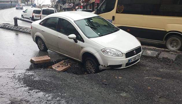 Aynı yol üçüncü kez çöktü: Otomobil zarar gördü