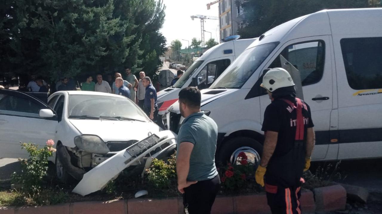 Malatya da otomobil ile servis minibüsü çarpıştı: 5 yaralı