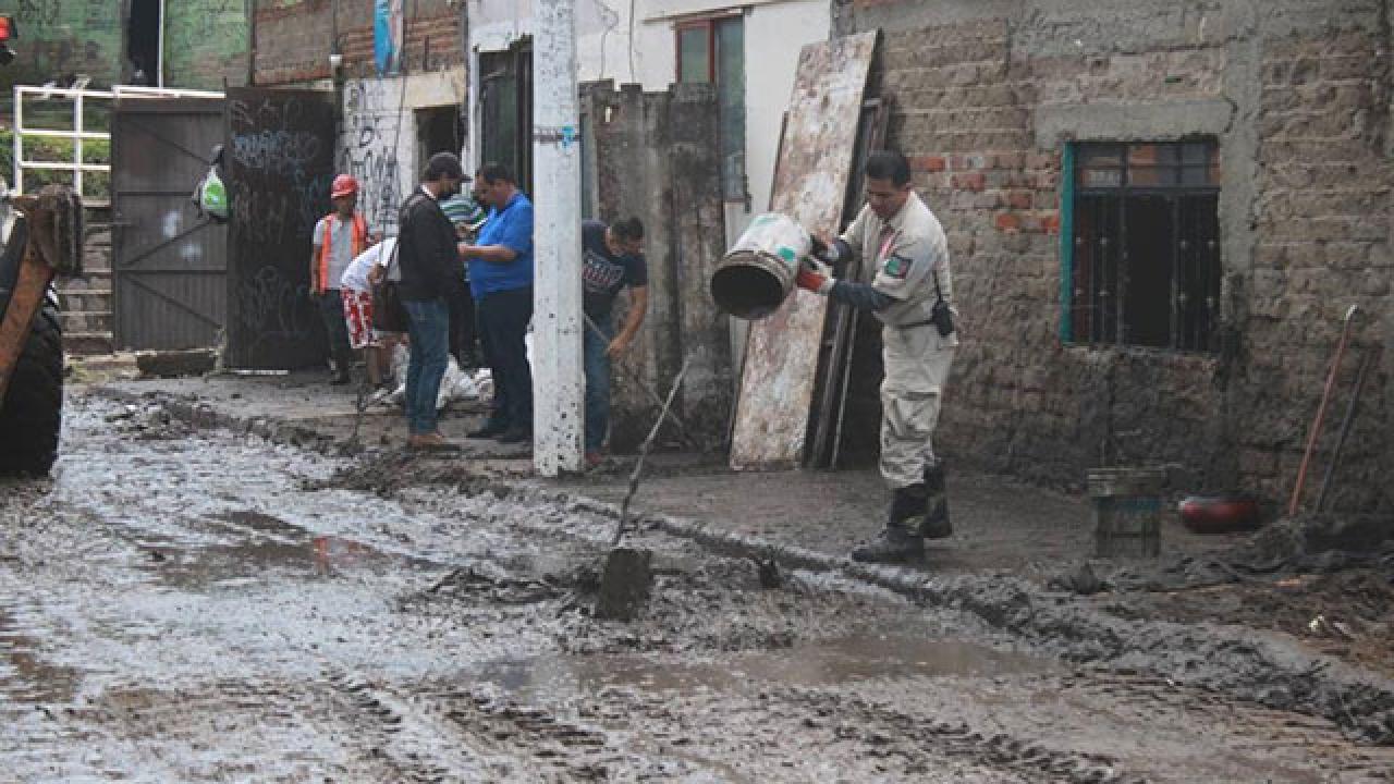 Meksika da şiddetli yağışların neden olduğu toprak kayması sonucu 6 kişi öldü