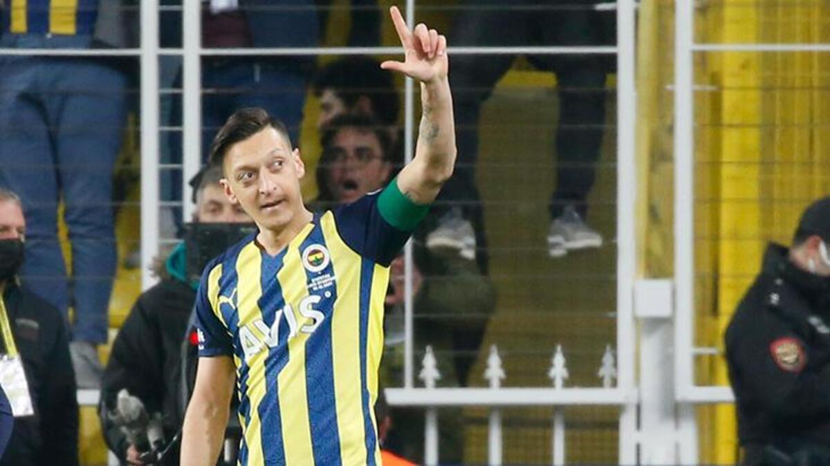 Mesut Özil den derbi paylaşımı!