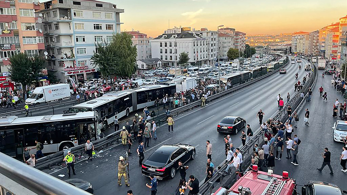 2 metrobüs kafa kafaya çarpıştı!