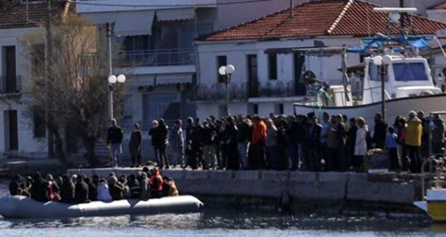 Midilli de yerli halk göçmenlerin kıyıya çıkmasına engel oldu!