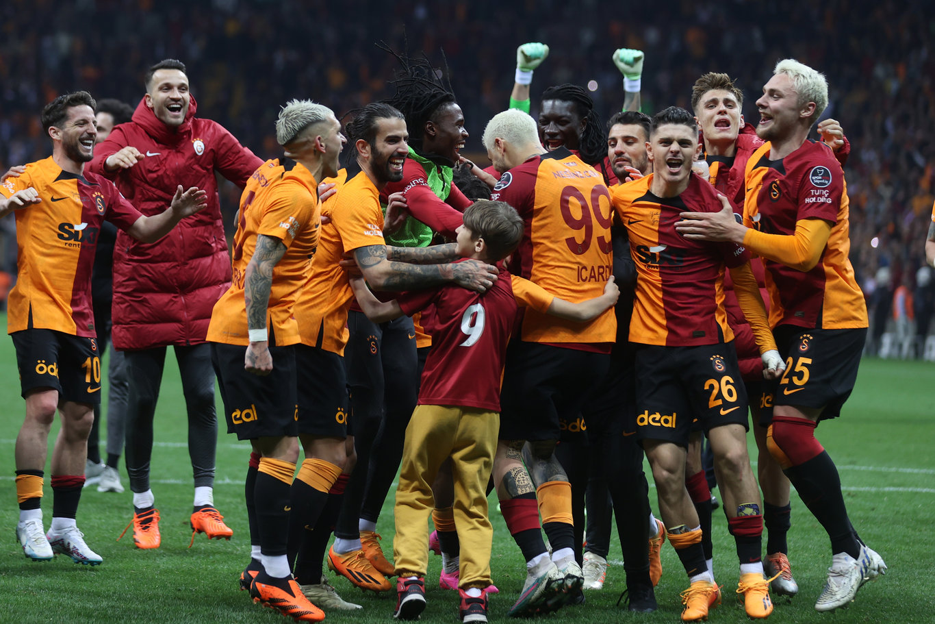 Galatasaray ın yıldızı için kritik açıklama!  Teklif gelirse satmaya açığız 