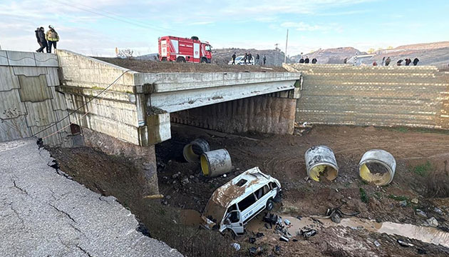 Minibüs şarampole uçtu: Çok sayıda yaralı var