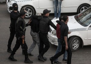 Hüsnü Mübarek in beraatını protesto edenlere müdahale!