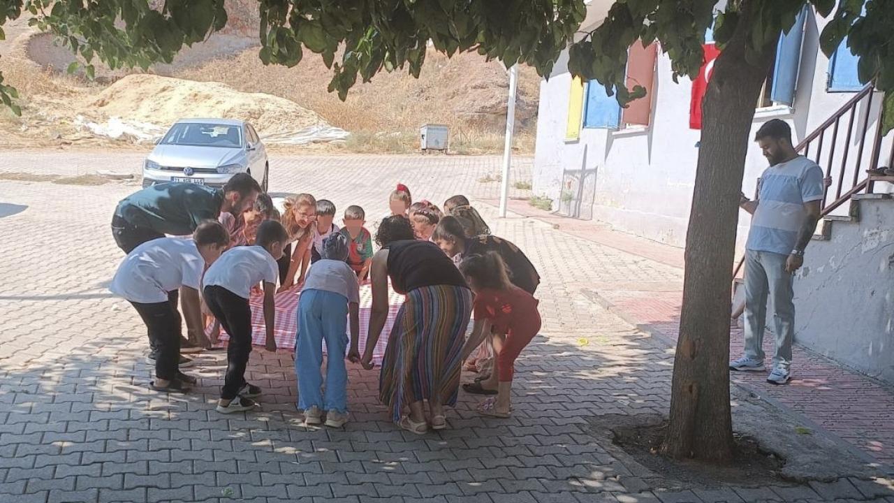 Narin in okulundaki arkadaşlarına ve öğretmenlerine psikososyal destek