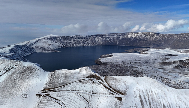 Nemrut Gölü karla kaplandı