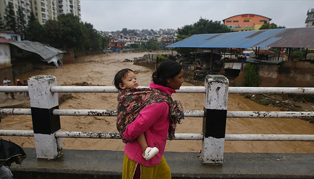 Nepal de 100 kişi hayatını kaybetti