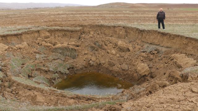 Deprem sonrası oluşan obruk tedirgin etti