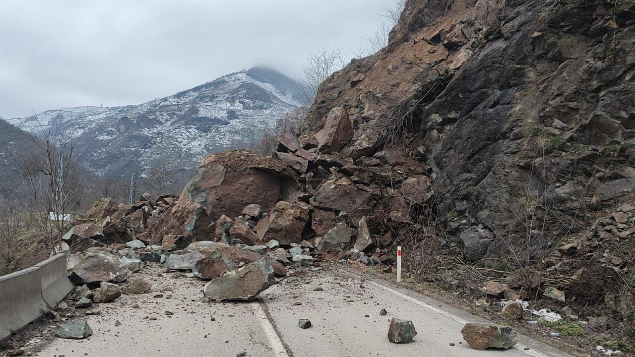 Ordu da heyelan: 3 ilçenin bağlantı yolu ulaşıma kapandı