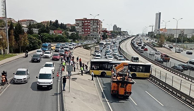 İstanbul da otobüs kazası: Trafik felç oldu