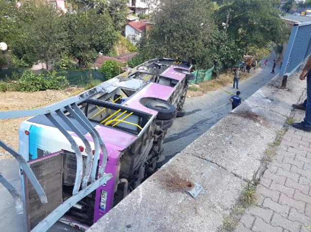 İstanbul da halk otobüsü devrildi