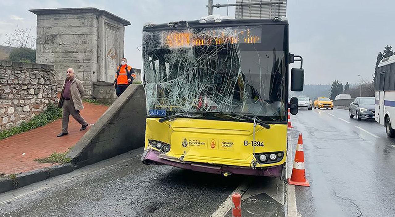 İETT otobüsü TIR a çarptı: Yaralılar var