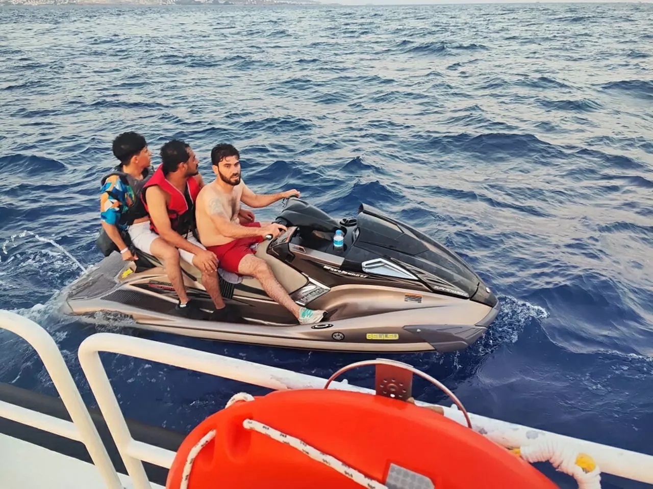 Jet ski ile kaçarken yakalandılar