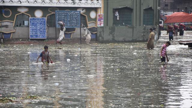 Pakistan sele teslim oldu!