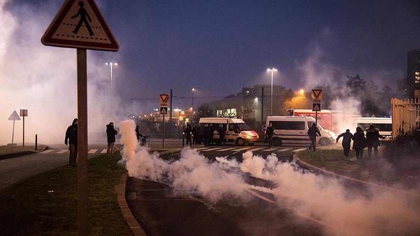 Paris te polis şiddeti protestosu