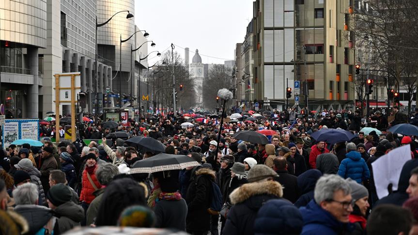 Paris te  kırmızı fularlılar dan sarı yeleklilere karşı gösteri